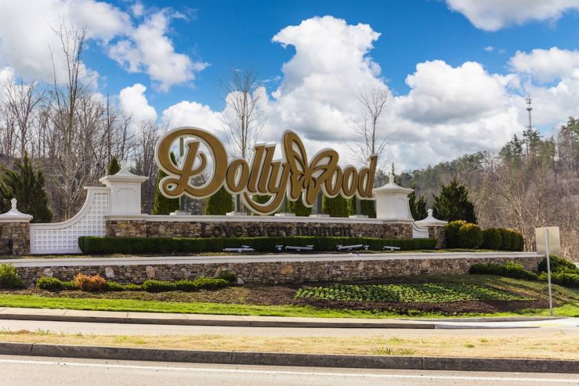 dollywood sign in sevierville, tn